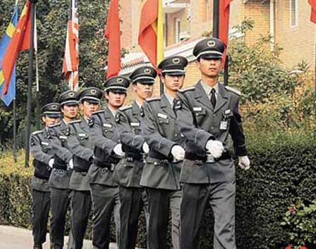 在小區(qū)門口發(fā)生搶劫事件時(shí)，物業(yè)保安是否負(fù)有相關(guān)責(zé)任