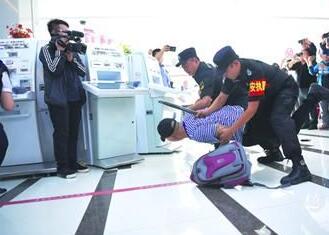 銀行內(nèi)遇搶劫咋應(yīng)對？襄陽戎安保安公司演練給答案